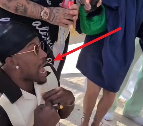 笑死😂巴特勒被魔术师变出的“小蛇”吓到瘫坐在地&amp;惊出表情包