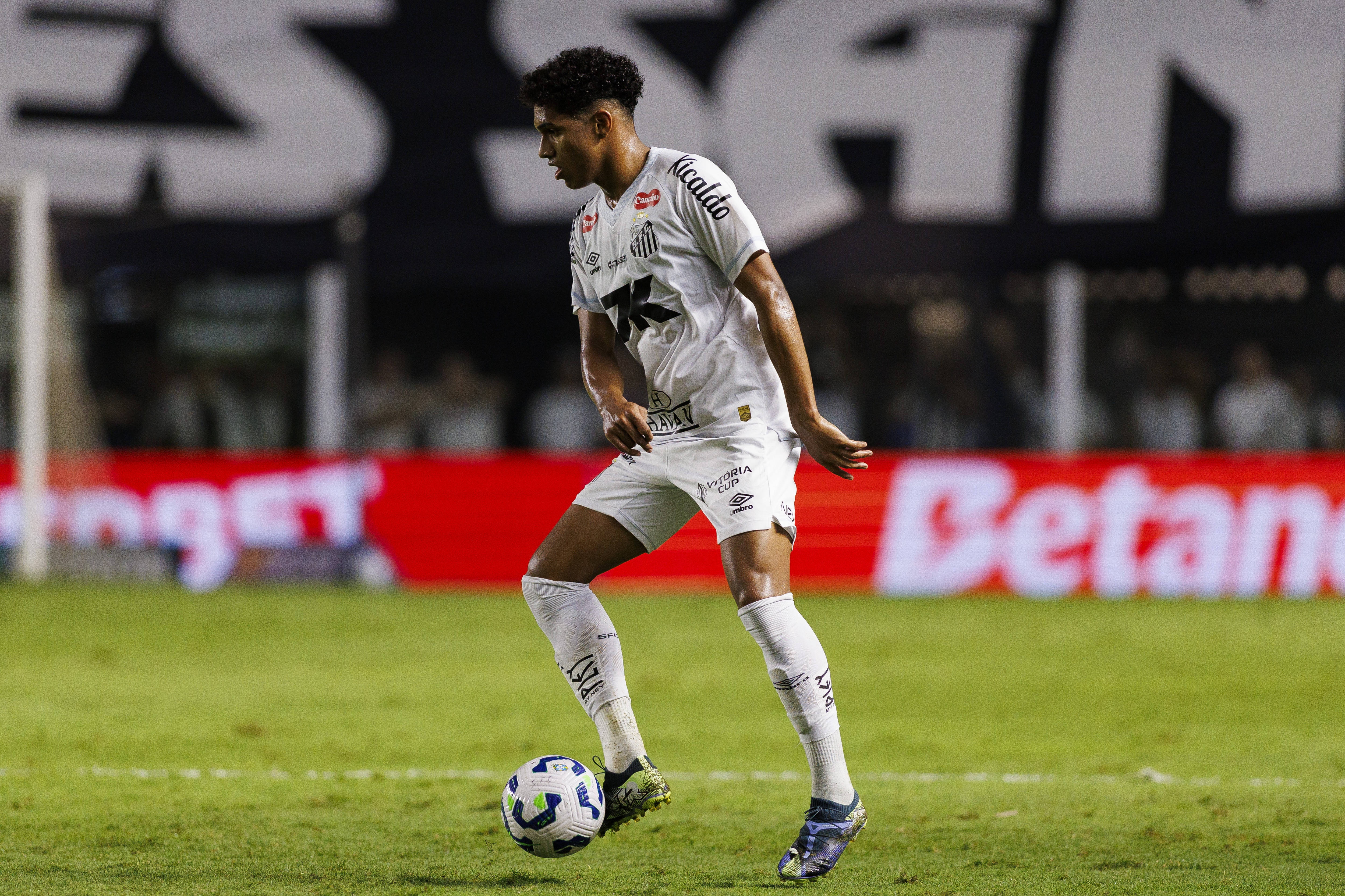 必发下载-记者：桑托斯左后卫索萨未参加训练，他正与热刺进行谈判