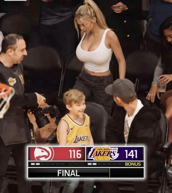 必发官网-😍美媒调侃湖人：或许他们每场都需要这位性感美女！